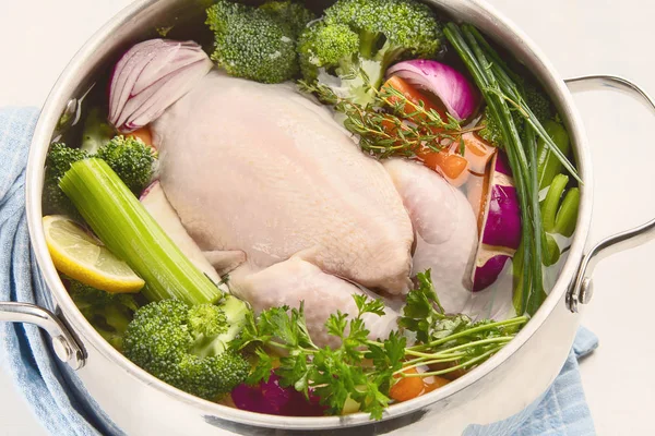 Sebzeli tavuk çorbası. Yemek pişirmek için hazır. Sağlıklı beslenme beslenme kavramı