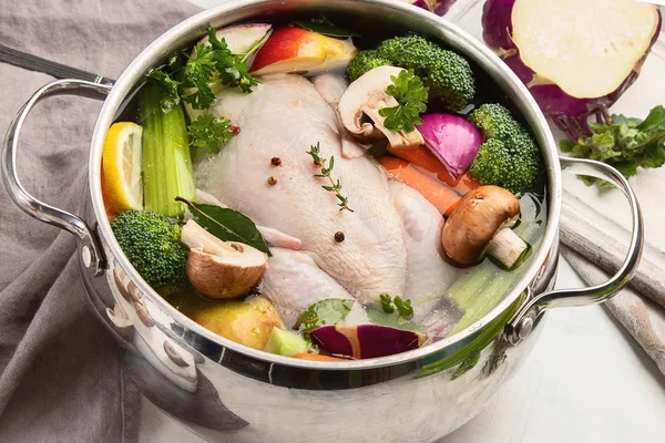 Sebzeli tavuk çorbası. Yemek pişirmek için hazır. Sağlıklı beslenme beslenme kavramı