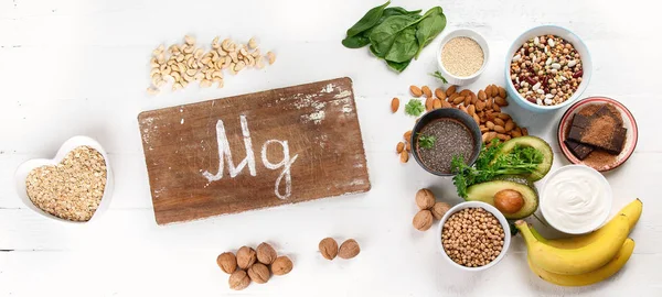 Magnezyum bakımından zengin gıdalar. Üstten görünüm. Sağlıklı beslenme