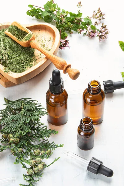 Flesjes Etherische Oliën Kruidengeneeskunde Aromatherapie — Stockfoto