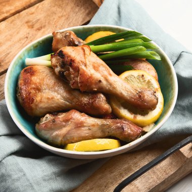 Kavrulmuş tavuk budu. Yaz glilled gıda. 