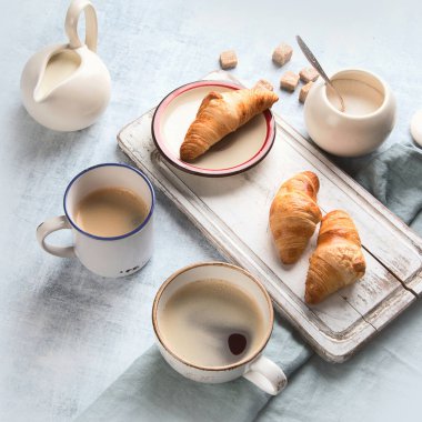 Kahve bardakları ve kruvasan kahvaltı . 