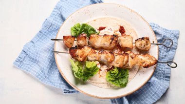 Tavuk şiş plaka üzerinde. Üstten görünüm