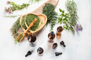 Uçucu yağlar şişe. Bitkisel ilaç. Aromaterapi.