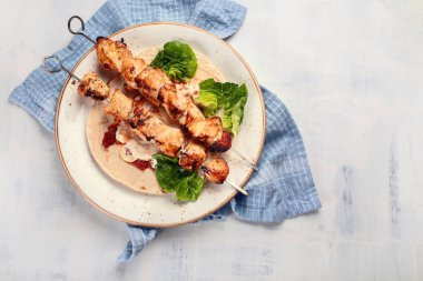 Tavuk şiş plaka üzerinde. Üstten görünüm