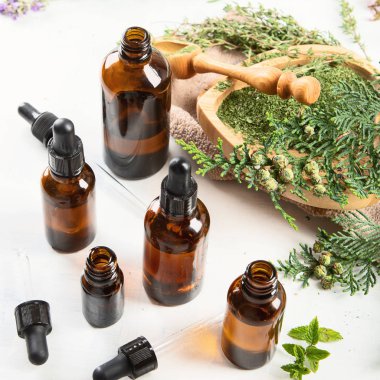 Uçucu yağlar şişe. Bitkisel ilaç. Aromaterapi.