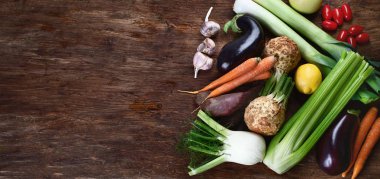 Taze yerel sebze ürün yelpazesine. Üstten görünüm. Sağlıklı beslenme. Panorama