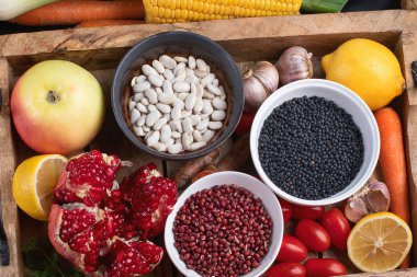 Taze sebze ve baklagiller ahşap kutusunda. Organik gıda. Vegan gıda katkı maddeleri. Sağlıklı beslenme kavramı