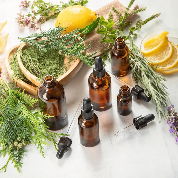 Flesjes Etherische Oliën Kruidengeneeskunde Aromatherapie — Stockfoto