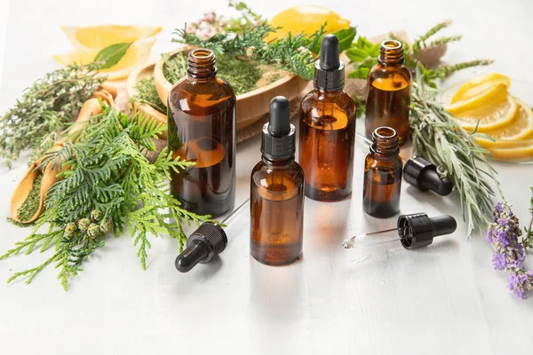 Flesjes Etherische Oliën Kruidengeneeskunde Aromatherapie — Stockfoto