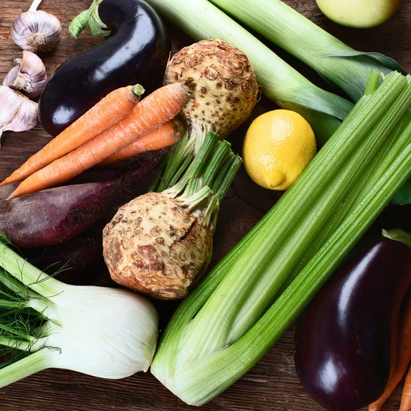 新鮮な地元の野菜の品揃え 平面図です 健康的な食事 — ストック写真