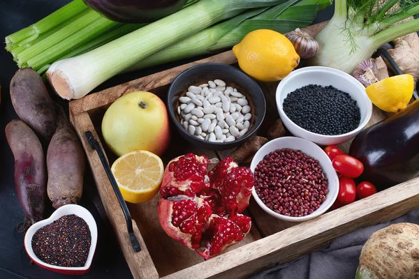 新鮮な野菜や豆類の木製の箱 有機食品 ビーガン食材 健康的な食事の概念 — ストック写真