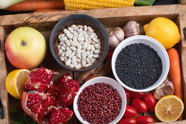 Färska Grönsaker Och Baljväxter Trälåda Ekologisk Mat Veganska Ingredienser Hälsosamt — Stockfoto
