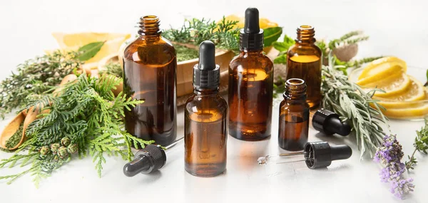 Flesjes Etherische Oliën Kruidengeneeskunde Aromatherapie — Stockfoto