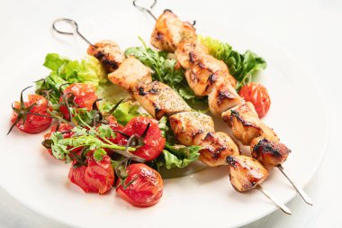 Domates ve yeşillik ile lezzetli tavuk şiş