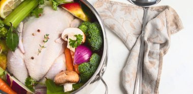 Sebzeler, meyveler ve otlar ile pişmemiş tavuk