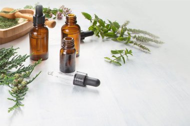 Bitkisel ilaç ve Aromaterapi uçucu yağlar şişe
