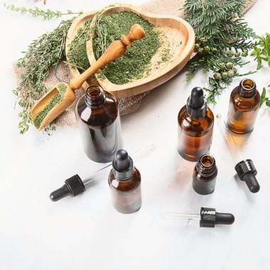 Uçucu yağlar ve çeşitli otlar bitkisel ilaç ve aromaterapi için şişe