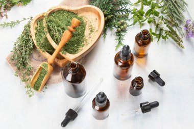 Bitkisel ilaç ve Aromaterapi uçucu yağlar şişe