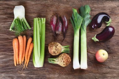 Ahşap arka plan üzerinde ürün yelpazesine taze sebze üstten görünüm