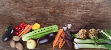 Ahşap arka plan üzerinde ürün yelpazesine taze sebze üstten görünüm