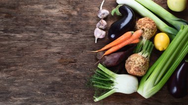 Ahşap arka plan üzerinde ürün yelpazesine taze sebze üstten görünüm