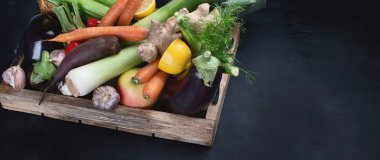 Ahşap kutusunda organik taze ve çiğ sebze 