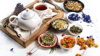 Beyaz arka plan üzerinde beyaz demlik olarak bitkisel çay demlendi