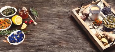 Ahşap arka plan üzerinde doğal bitkisel ilaç ilaçlar