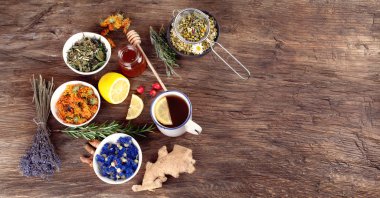 Doğal bitkisel tıbbi ilaçlar üstten görünüm ahşap arka plan üzerinde