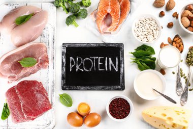 Beyaz arka plan üzerinde ham yüksek protein yiyecek üstten görünüm