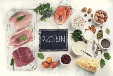 Beyaz arka plan üzerinde sağlıklı ve yüksek protein yiyecek üstten görünüm