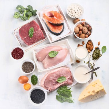 Üstten görünüm, et, fındık ve beyaz zemin üzerine yeşil çeşitli