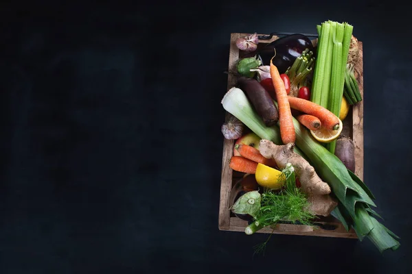 Vista Superior Verduras Frescas Crudas Caja Madera — Foto de Stock