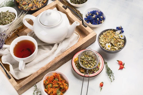 Délicieuse Tisane Avec Bouilloire Blanche Sur Plateau Bois — Photo