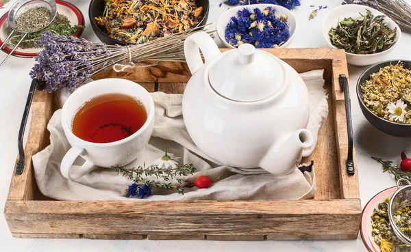 Teekanne Und Tasse Tee Auf Holztablett — Stockfoto