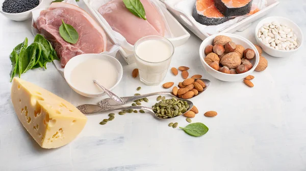 Beyaz Arka Plan Üzerinde Yüksek Protein Yiyecek Üstten Görünüm — Stok fotoğraf