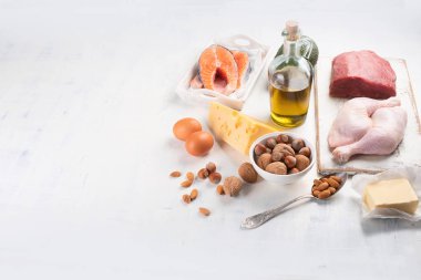 Lezzetli ve sağlıklı diyet gıda beyaz arka plan üzerinde