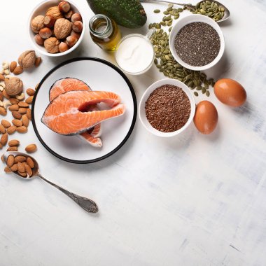 Somon fındık, tohumlar ve yumurta ile üstten görünüm