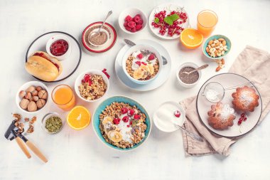 Beyaz zemin üzerine lezzetli breakfast maddeler üstten görünüm