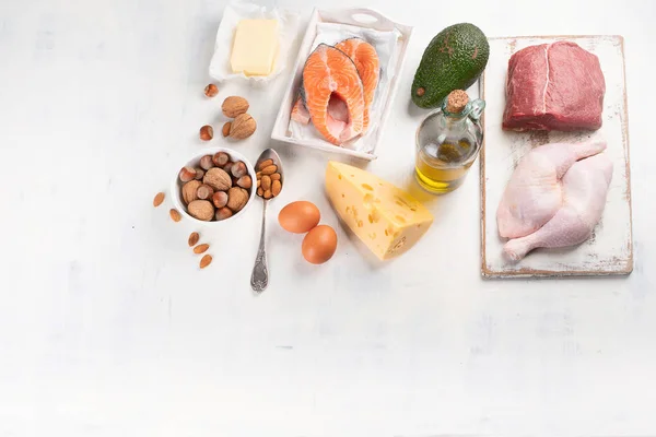 在白色背景上美味的健康和有用的食物分类 — 图库照片