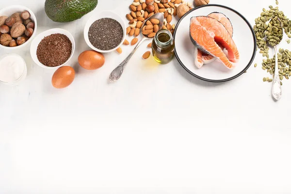 Appetitanregender Lachs Mit Eiern Samen Nüssen Und Avocado Auf Weißem — Stockfoto