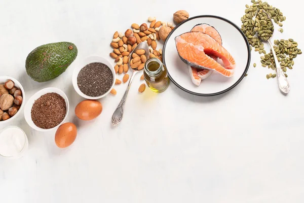 Ongekookt Zalm Met Eieren Zaden Noten Avocado Witte Achtergrond — Stockfoto