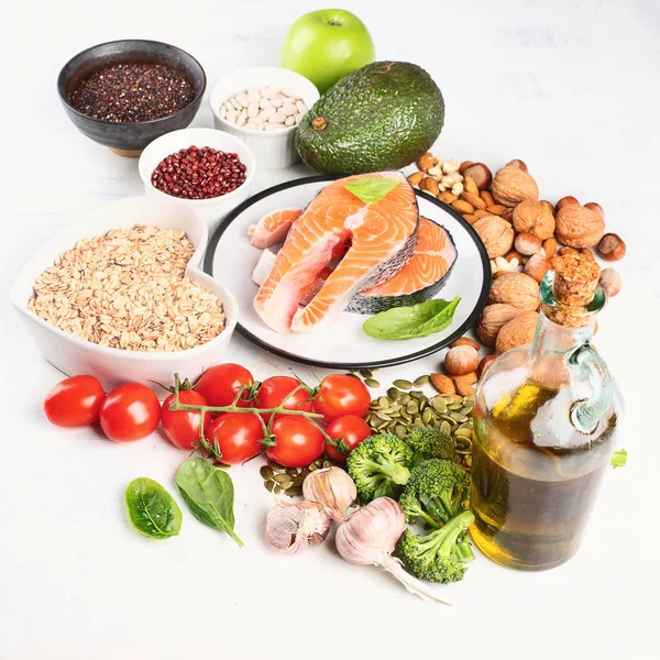 Salmão Apetitoso Com Sementes Nozes Tomates Alho Abacate Sobre Fundo — Fotografia de Stock