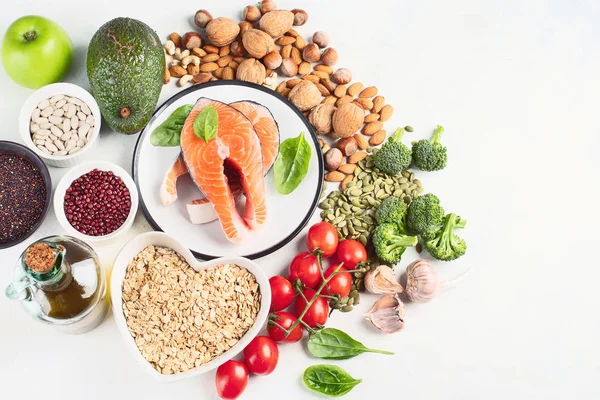 Ovanifrån Lax Med Frön Nötter Tomater Vitlök Och Avokado Vit — Stockfoto