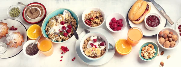 Vista Superior Ingredientes Saludables Deliciosos Para Desayuno Sobre Fondo Blanco — Foto de Stock