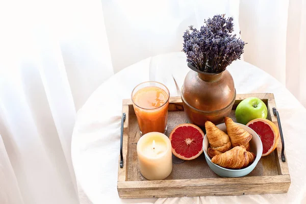 Box Mit Früchten Und Croissants Auf Dem Frühstückstisch — Stockfoto