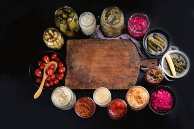 Korunmuş gıda fermente. Marine Turşu sebze kavanozların içinde. Üstten görünüm