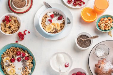 Kahvaltı masası. Sağlıklı kahvaltı malzemeler. Üstten görünüm