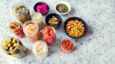 Korunmuş sebze fermente. Korunmuş vejetaryen ve turşu gıda kavramı kopya alanı ile fermente